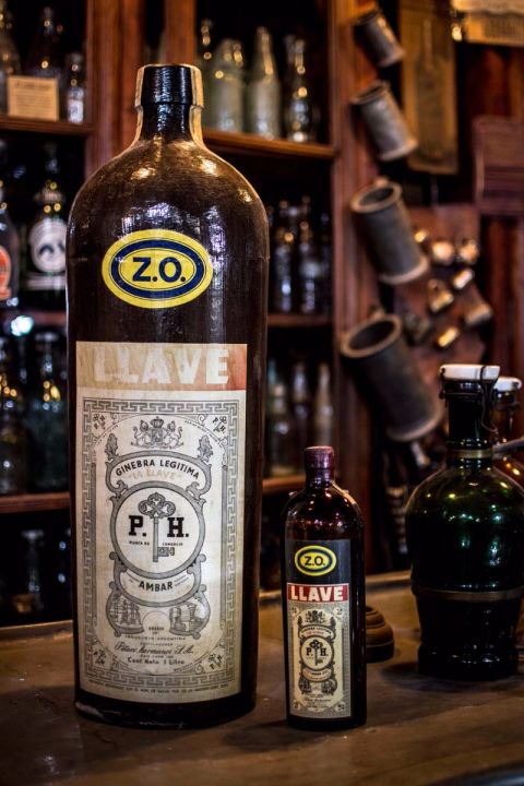 Set de antiguas botellas de ginebra bols